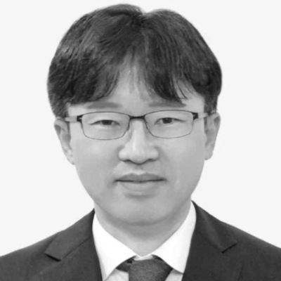 A speaker photo for Youngtak Hong